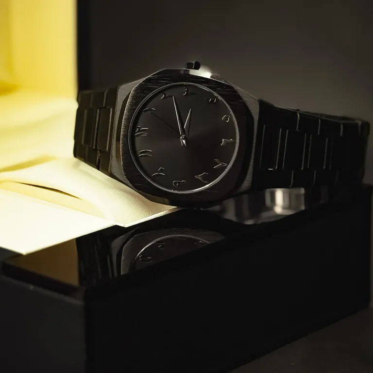 AURA Black Stainless Steel Watch – Modern Minimal Elegance